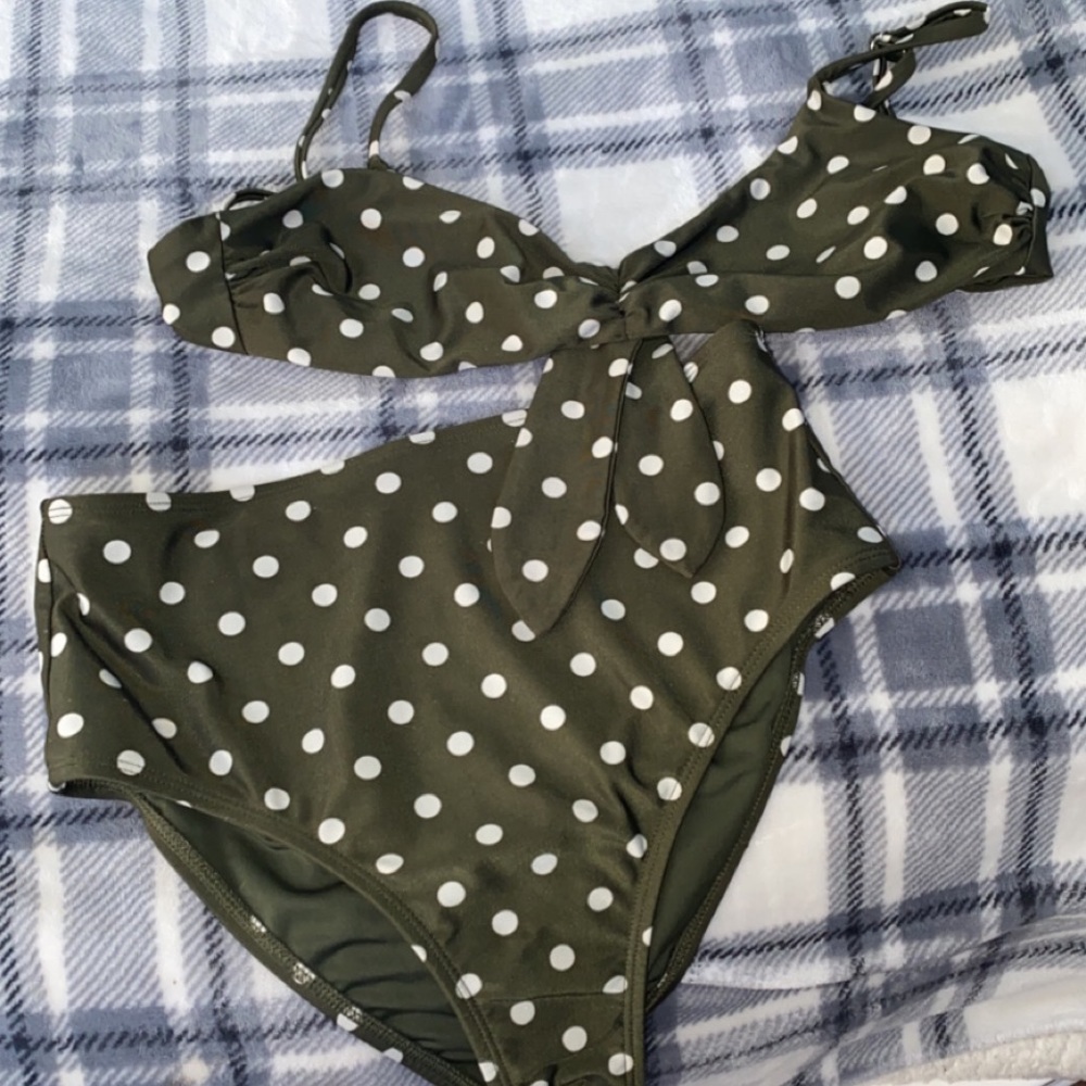 Aeropostale~green white polka-dotted 2 piece bathing suit size small